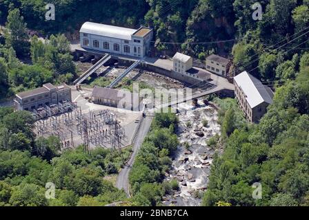 Limousin in Frankreich: Das Wasserkraftwerk EDF in Le Saillant an der Gorges de la Vézère, aus dem Blickwinkel von La Roche Stockfoto