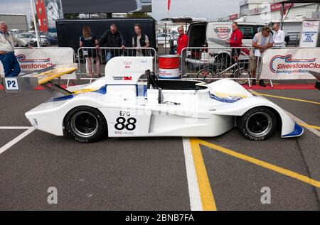 Seitenansicht von Kevin Cooke's, White, 1975, March 75S, im National Paddock, vor dem Qualifying-Training des HSCC Thundersports Race. Stockfoto