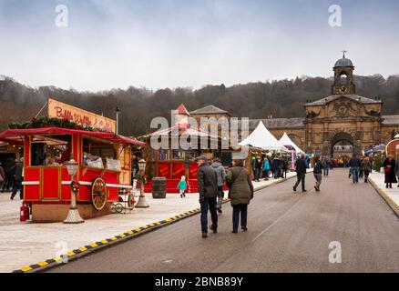 Großbritannien, England, Derbyshire, Edensor, Chatsworth House, Weihnachtsmarkt Besucher auf dem Weg zu Ställen an Waffelstall Stockfoto