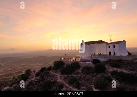 Ermita de Santa Lucia (Hermitage) , Alcala de Xivert, Alcossebre, Bundesland Valencia, Spanien. Barocke weiße Kapelle auf einem Berg. Wunderschön Stockfoto