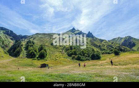 Frankreich, Puy de Dome, Volcans d’Auvergne Regional Natural Park, Mont Dore, Wanderer auf dem Wanderweg auf den Gipfel des Le Capucin und der Puy de Sancy in der Stockfoto