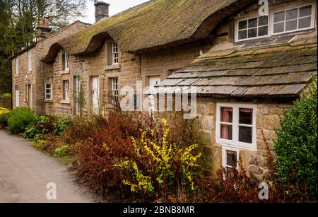 Großbritannien, England, Derbyshire, Baslow, Nether End, strohgedeckte Hütten zwischen Bar Brook und Pfad nach Chatsworth Stockfoto