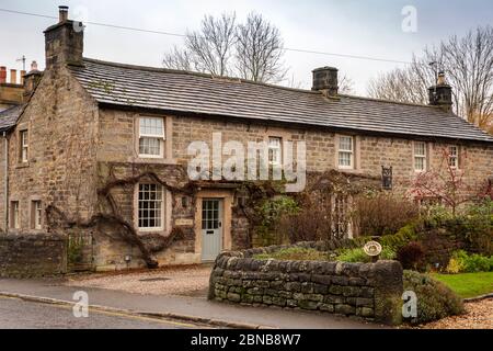 Großbritannien, England, Derbyshire, Baslow, Calver Road, The Old Forge, attraktives Steinhaus im Winter Stockfoto