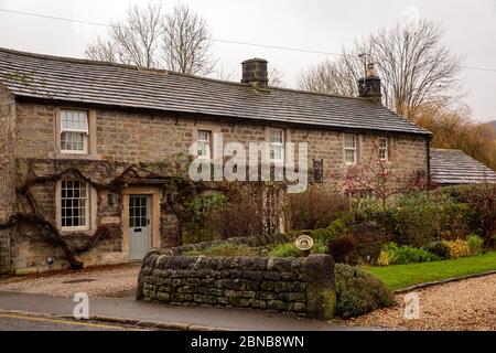 Großbritannien, England, Derbyshire, Baslow, Calver Road, The Old Forge, attraktives Steinhaus im Winter Stockfoto