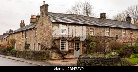 Großbritannien, England, Derbyshire, Baslow, Calver Road, The Old Forge, attraktives Steinhaus, Panorama Stockfoto