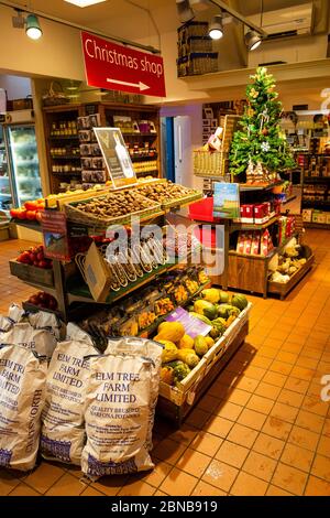 Großbritannien, England, Derbyshire, Pilsley, Chatsworth Estate Hofladen-Innenausstattung zu Weihnachten Stockfoto