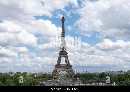 PARIS, FRANKREICH - 07. Jun 2019: Blick auf den Eiffelturm an einem hellen Tag vom Trocadero mit den Wolken im Hintergrund. Viele Menschen gehen auf Th Stockfoto