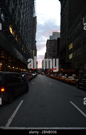 NEW YORK, VEREINIGTE STAATEN - 29. Jun 2012: Blick auf eine Straße in New York am Abend Stockfoto