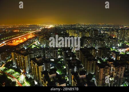 Stadtbild von Indirapuram. Ein Wohnzentrum in Ghaziabad (Delhi NCR) - Nachtansicht Stockfoto