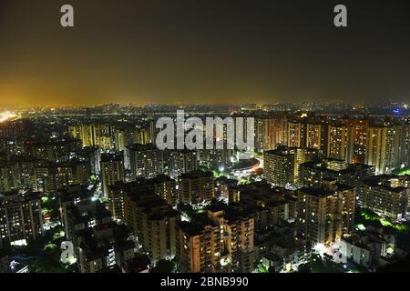 Stadtbild von Indirapuram. Ein Wohnzentrum in Ghaziabad (Delhi NCR) - Nachtansicht Stockfoto