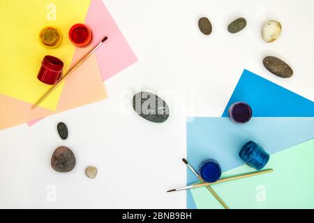 Wie man einen Regenbogen auf einem Stein Schritt für Schritt zeichnet. Kinder Kunstprojekt. DIY-Konzept. Schritt für Schritt Fotoanleitung. Stockfoto