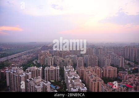 Stadtbild von Indirapuram. Ein Wohnzentrum in Ghaziabad (Delhi NCR) - Abendansicht Stockfoto