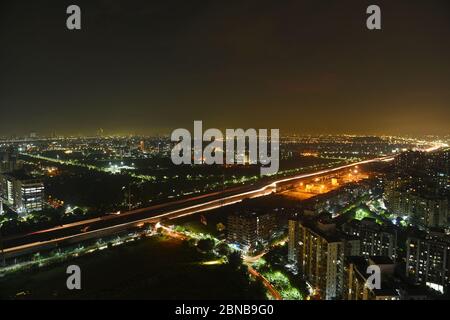 Stadtbild von Indirapuram. Ein Wohnzentrum in Ghaziabad (Delhi NCR) - Nachtansicht Stockfoto