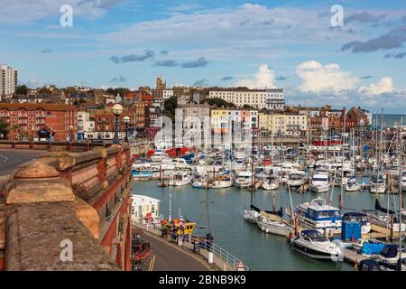 Blick vom westlichen Felsen in Ramsgate, Kent, zeigt die Royal Hafen mit seinem Jachthafen und attraktive waterfront Gebäude, Kent, Großbritannien Stockfoto