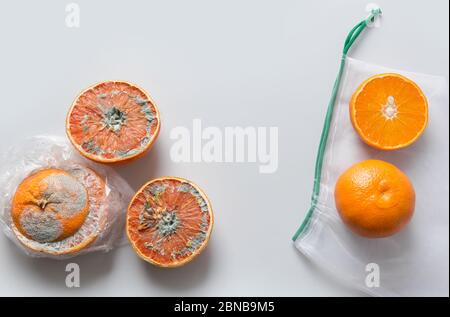 Vergleich der Lebensmittellagerung in Kunststoff- und Netzbeutel am Beispiel einer Orange. Ungültiger Speicher. Stockfoto