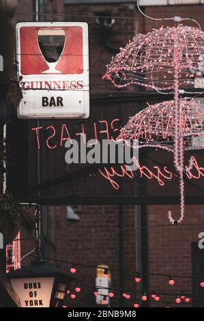 BELFAST, VEREINIGTES KÖNIGREICH - Dec 21, 2019: Einige der Dekorationen, die in Belfast's ikonischem Commercial Court zu finden sind. Stockfoto