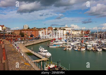 Blick vom westlichen Felsen in Ramsgate, Kent, zeigt die Royal Hafen mit seinem Jachthafen und attraktive waterfront Gebäude, Kent, Großbritannien Stockfoto