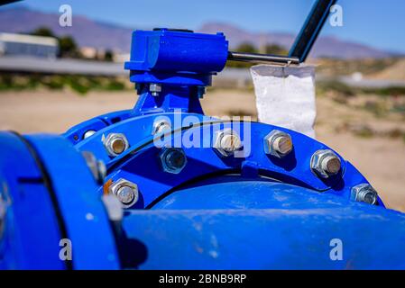 Ventil an 500mm Trinkwasserleitungen, die mit mehrgliedern in das alte Rohrleitungssystem eingefügt sind. Kontrolle der fertigen reparierten Rohrleitungen vor der Abdeckung Stockfoto