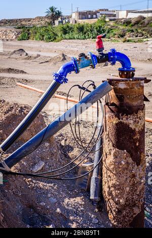 Ventil an 500mm Trinkwasserleitungen, die mit mehrgliedern in das alte Rohrleitungssystem eingefügt sind. Kontrolle der fertigen reparierten Rohrleitungen vor der Abdeckung Stockfoto