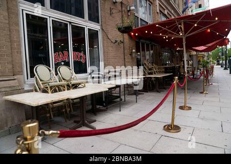 Peking, USA. April 2020. Stühle und Tische sind vor einem geschlossenen Restaurant in Washington, DC, USA, 24. April 2020 zu sehen. Kredit: Liu Jie/Xinhua/Alamy Live News Stockfoto