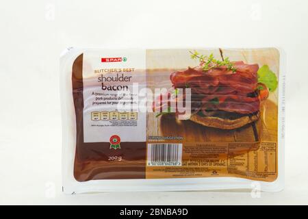 Alberton, Südafrika - ein Päckchen Spar-Fleischers bester Schulter-Speck auf einem klaren Hintergrundbild mit Kopierraum isoliert Stockfoto
