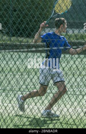 WIMBLEDON LONDON, 14. Mai 2020. UK.Tennis während der Lockdown: Menschen, die Tennis im Freien auf den Wimbledon Park Tennisplätze nach Regierungsempfehlungen, dass Lockdown Regeln für eine Reihe von Sport einschließlich Golf und Tennis entspannt wurden, während die soziale Distanz von zwei Metern auseinander zu halten. Kredit: amer Ghazzal/Alamy Live News Stockfoto