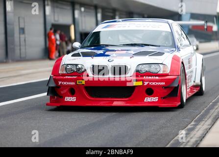 Steve Soper fährt einen BMW M3 GTR für die Qualifying-Session der Aston Martin Trophy für Masters Endurance Legends beim Silverstone Classic 2019 Stockfoto