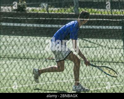 WIMBLEDON LONDON, 14. Mai 2020. UK.Tennis während der Lockdown: Menschen, die Tennis im Freien auf den Wimbledon Park Tennisplätze nach Regierungsempfehlungen, dass Lockdown Regeln für eine Reihe von Sport einschließlich Golf und Tennis entspannt wurden, während die soziale Distanz von zwei Metern auseinander zu halten. Kredit: amer Ghazzal/Alamy Live News Stockfoto