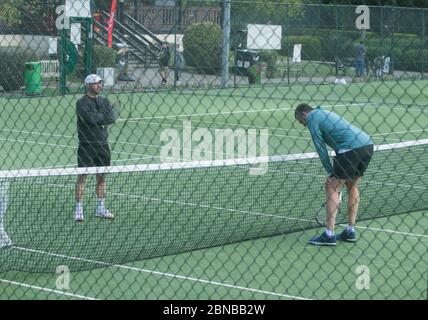 WIMBLEDON LONDON, 14. Mai 2020. UK.Tennis während der Lockdown: Menschen, die Tennis im Freien auf den Wimbledon Park Tennisplätze nach Regierungsempfehlungen, dass Lockdown Regeln für eine Reihe von Sport einschließlich Golf und Tennis entspannt wurden, während die soziale Distanz von zwei Metern auseinander zu halten. Kredit: amer Ghazzal/Alamy Live News Stockfoto