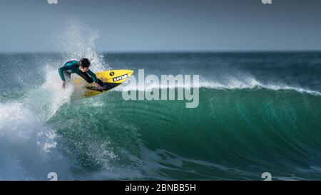 Ein Panoramabild von spektakulärer Surfaktion im Fistral in Newquay in Cornwall. Stockfoto