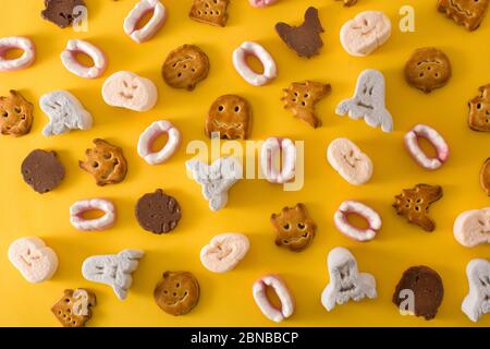 Sortiment von Halloween-Plätzchen auf gelbem Hintergrund Stockfoto