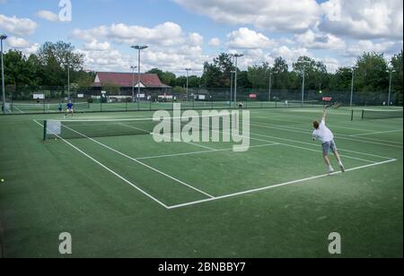 WIMBLEDON LONDON, 14. Mai 2020. UK.Tennis während der Lockdown: Menschen, die Tennis im Freien auf den Wimbledon Park Tennisplätze nach Regierungsempfehlungen, dass Lockdown Regeln für eine Reihe von Sport einschließlich Golf und Tennis entspannt wurden, während die soziale Distanz von zwei Metern auseinander zu halten. Kredit: amer Ghazzal/Alamy Live News Stockfoto