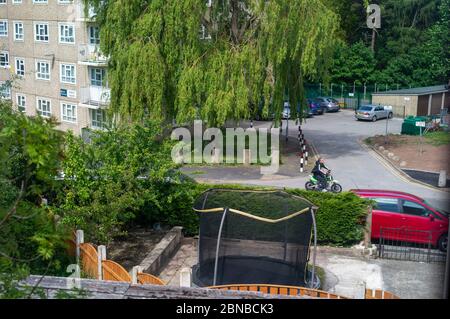 Nachrichten: Trial Biker Chov Jugend terrorisieren Nachbarschaft während Covid-19 Sperrung. Scotland Wood Road, Leeds 17 Stockfoto