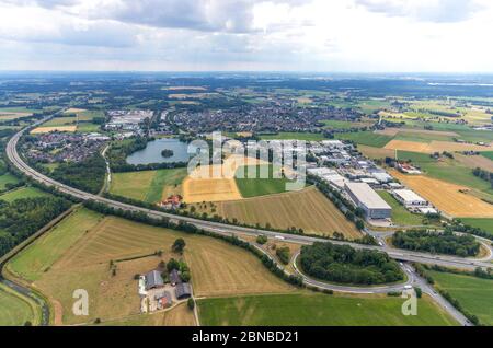 Stadt Hamminkeln, Autobahnausfahrt Hamminkeln der Autobahn A3 und Weikensee, 01.08.2019, Luftaufnahme, Deutschland, Nordrhein-Westfalen, Ruhrgebiet, Hamminkeln Stockfoto