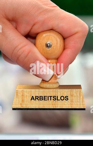 Stempel in der Hand einer Frau mit Schriftzug arbeitslos, Deutschland Stockfoto