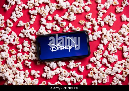 LONDON, Großbritannien - MAI 14 2020: Disney plus Logo auf einem Smartphone mit Popcorn Stockfoto