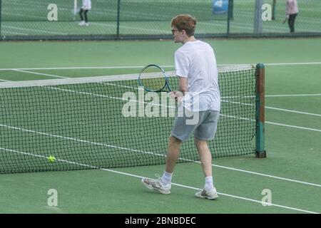 WIMBLEDON LONDON, 14. Mai 2020. UK.Tennis während der Lockdown: Menschen, die Tennis im Freien auf den Wimbledon Park Tennisplätze nach Regierungsempfehlungen, dass Lockdown Regeln für eine Reihe von Sport einschließlich Golf und Tennis entspannt wurden, während die soziale Distanz von zwei Metern auseinander zu halten. Kredit: amer Ghazzal/Alamy Live News Stockfoto