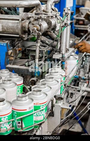 Johannesburg, Südafrika - 19. Oktober 2012: Innenansicht einer Klebstoff- und Klebstoffmontagelinie in einer Fabrik Stockfoto