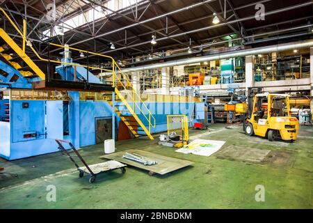 Johannesburg, Südafrika - 19. Oktober 2012: Innenausbau von Maschinen, die in einer Gummimontagelinie in einer Fabrik zum Einsatz kommen Stockfoto