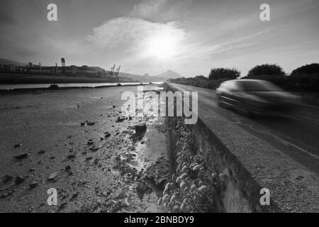 Erandio, Bizkaia/Baskenland; 19. Juli 2013. Ein Fahrzeug fährt auf der Straße entlang der Mündung von Bilbao. Stockfoto