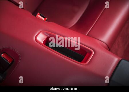 Nahaufnahme des roten Interieurs eines modernen Sports Auto Stockfoto
