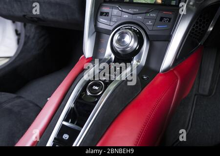 Nahaufnahme von roten und schwarzen Innenausstattungen eines Modernes Luxusauto Stockfoto