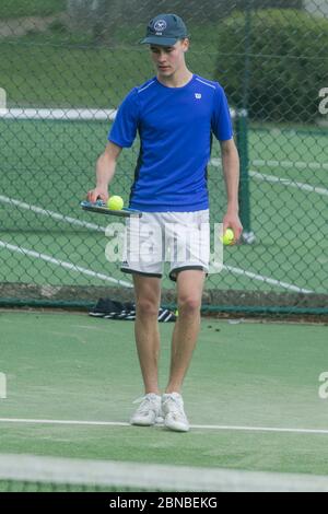 WIMBLEDON LONDON, 14. Mai 2020. UK.Tennis während der Lockdown: Menschen, die Tennis im Freien auf den Wimbledon Park Tennisplätze nach Regierungsempfehlungen, dass Lockdown Regeln für eine Reihe von Sport einschließlich Golf und Tennis entspannt wurden, während die soziale Distanz von zwei Metern auseinander zu halten. Kredit: amer Ghazzal/Alamy Live News Stockfoto