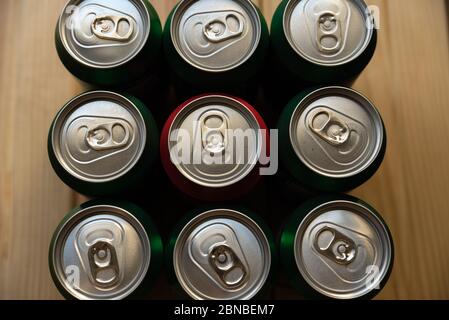 Nahaufnahme von Getränkedosen bunt Stockfoto