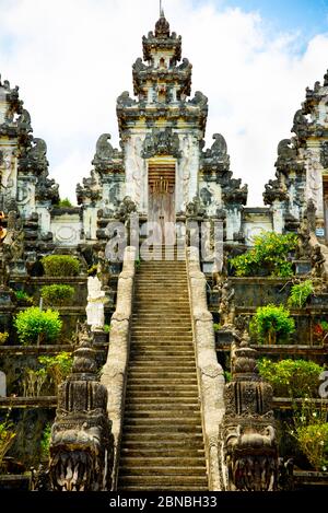 Paduraksa Portale des Penataran Agung Lempuyang Temple - Bali - Indonesien Stockfoto