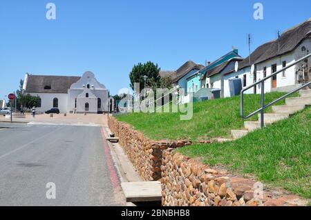 Elim Dorfhäuser mit Missionskirche am Straßenende Stockfoto