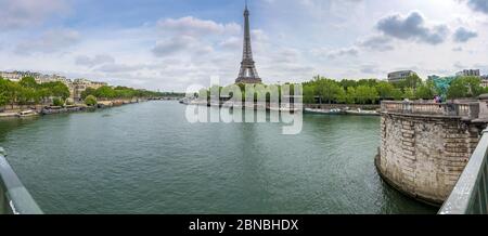 Paris, Frankreich. Blick auf den Eiffelturm über die seine von der Brücke Pont de Bir-Hakeim an einem sonnigen Sommertag. Stockfoto