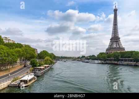 Paris, Frankreich. Blick auf den Eiffelturm über die seine von der Brücke Pont de Bir-Hakeim an einem sonnigen Sommertag. Stockfoto