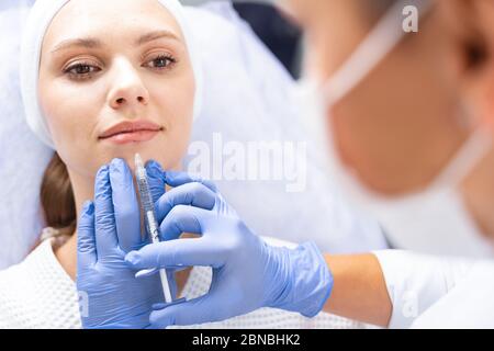 Kaukasische weibliche Patientin, die sich einem Schönheitsverfahren unterzieht Stockfoto