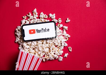 LONDON, Großbritannien - MAI 14 2020: YouTube-Logo auf einem Smartphone mit Popcorn Stockfoto